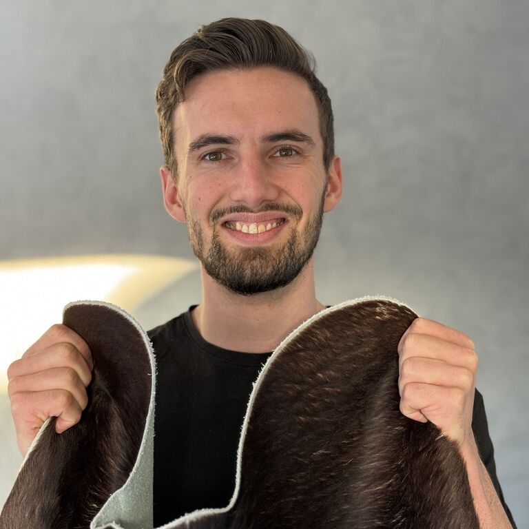 Camiel mit Kuhfell